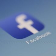 Icône de l'application Facebook sur un écran bleu