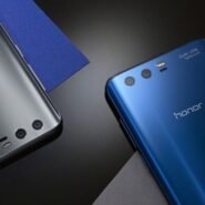 Deux smartphones Honor en gris et bleu avec double objectif