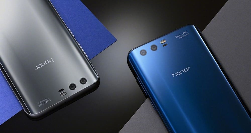 Deux smartphones Honor en gris et bleu avec double objectif