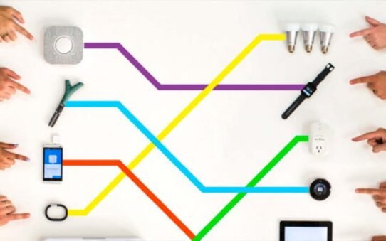 Dispositifs connectés avec des lignes colorées sur fond blanc