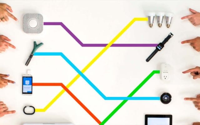 Dispositifs connectés avec des lignes colorées sur fond blanc