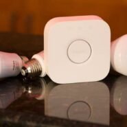 Deux ampoules intelligentes avec un hub sur une table