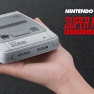 Main tenant une console Super Nintendo Classic Mini