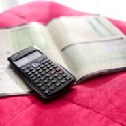 Calculatrice scientifique posée sur un manuel ouvert