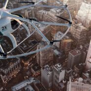 Drone survolant une ville au coucher du soleil