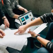 Groupe de personnes travaillant autour d'un ordinateur portable