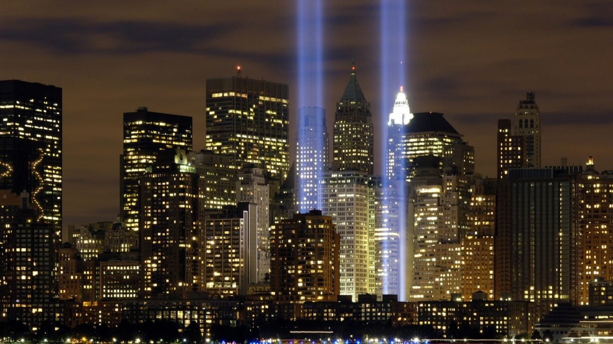 Deux faisceaux de lumière illuminent le ciel nocturne de New York