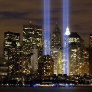 Deux faisceaux de lumière illuminent le ciel nocturne de New York