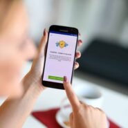 Main tenant un smartphone affichant une application de messagerie sécurisée