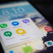 Écran de smartphone avec des icônes d'apps de messagerie