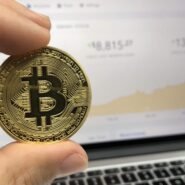 Pièce de Bitcoin devant un graphique de trading