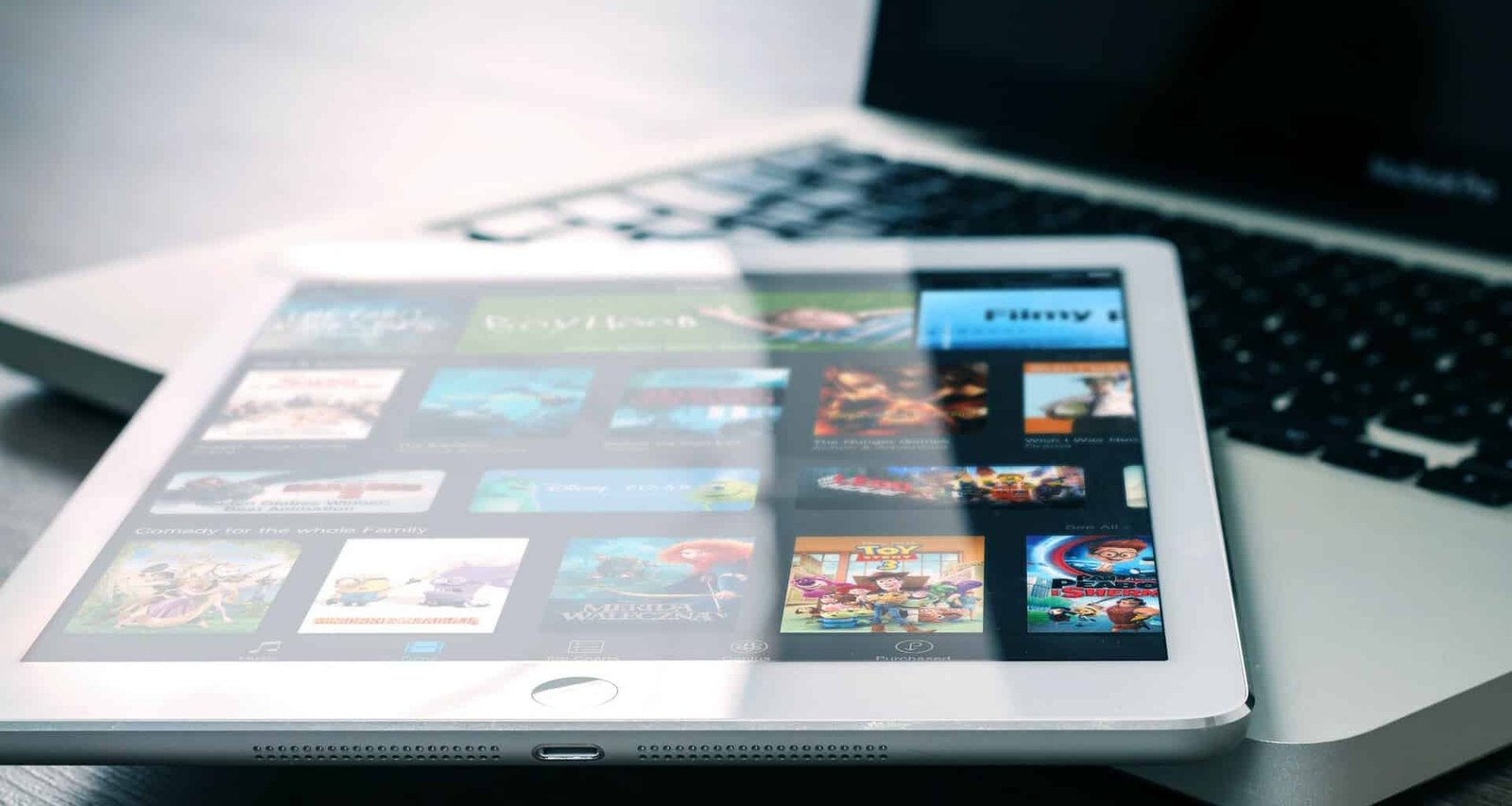 Avec “Everything Sucks”, Netflix met le cap sur les années 90