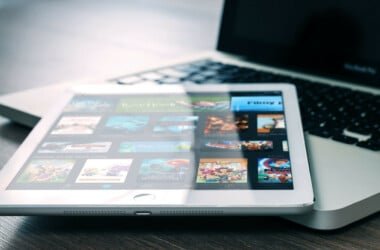 Avec “Everything Sucks”, Netflix met le cap sur les années 90