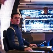 Personnages en uniforme dans le poste de commandement d'un vaisseau spatial