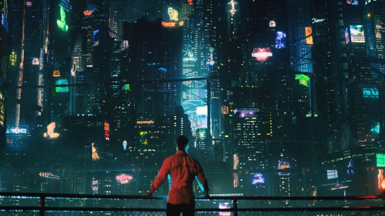 Homme regardant une ville futuriste illuminée de nuit