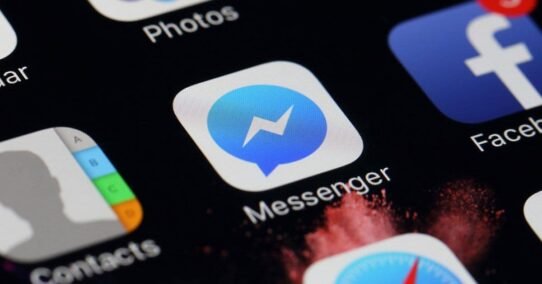 Icônes d'applications Messenger et Facebook sur smartphone