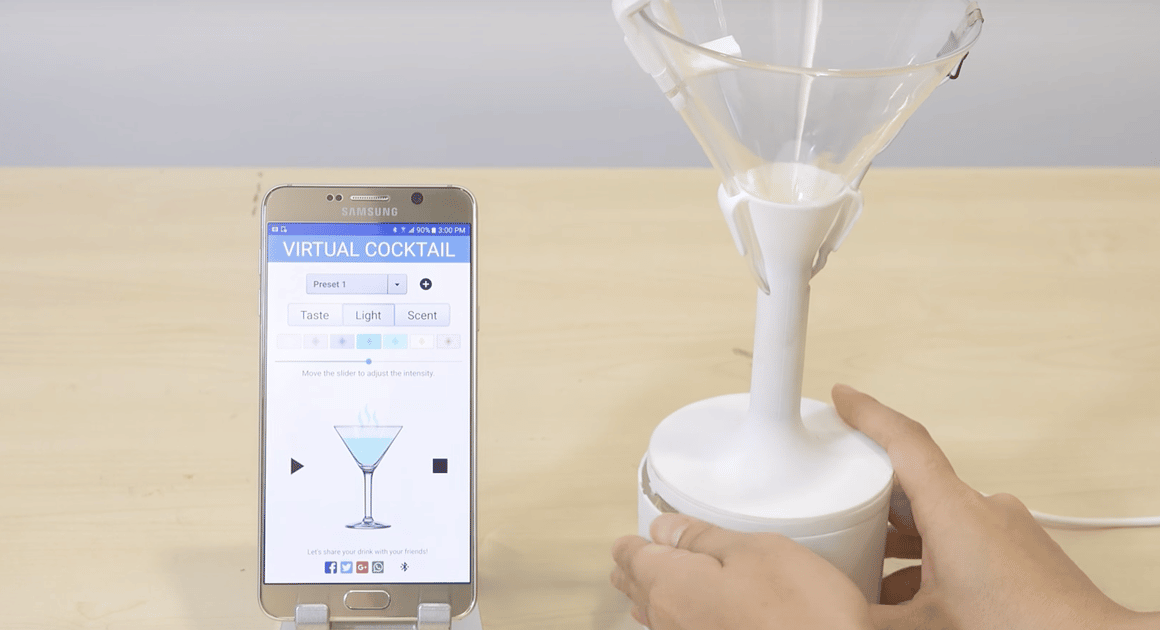 Smartphone et dispositif de cocktail virtuel sur une table
