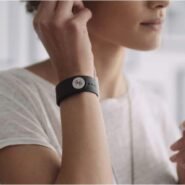 Femme portant un bracelet connecté noir sur le poignet