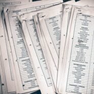 Pile de documents techniques avec des tableaux et des annotations