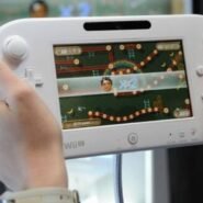 Personne jouant avec une console de jeu portable