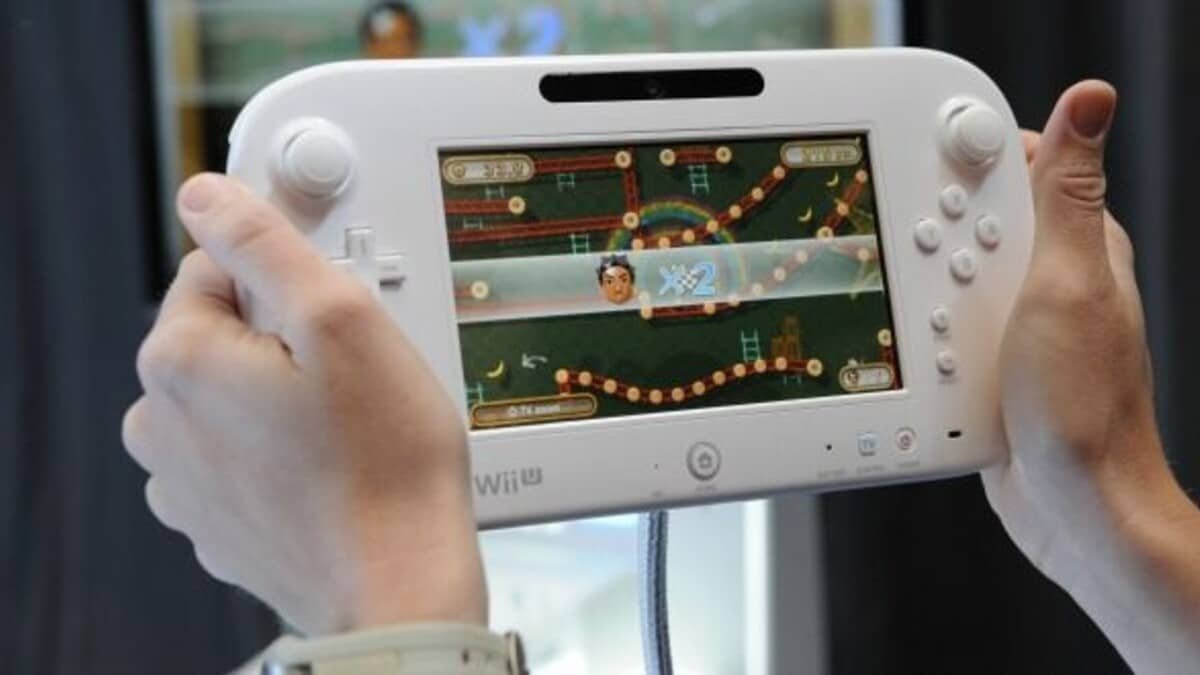 Personne jouant avec une console de jeu portable