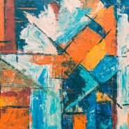 Peinture abstraite avec des touches de bleu, orange et blanc