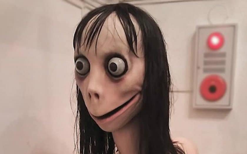 Sculpture au visage allongé et yeux ronds