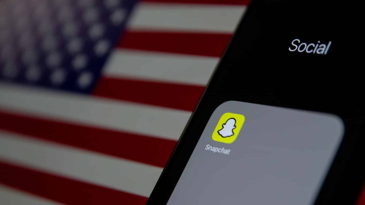 Application Snapchat sur fond de drapeau américain