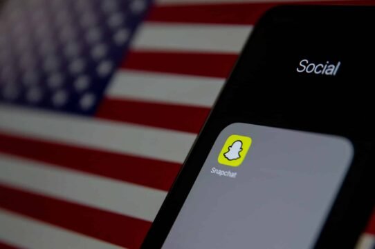 Application Snapchat sur fond de drapeau américain