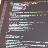 Écran d'ordinateur affichant du code informatique en gros plan