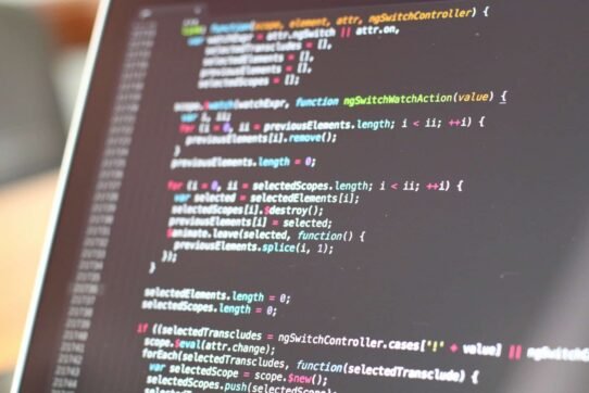 Écran d'ordinateur affichant du code informatique en gros plan