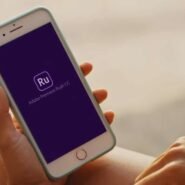 Écran de smartphone affichant Adobe Premiere Rush
