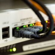 Câbles Ethernet connectés à un routeur avec voyants allumés