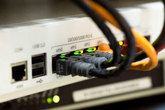 Câbles Ethernet connectés à un routeur avec voyants allumés