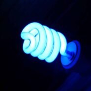 Ampoule économique émettant une lumière bleue