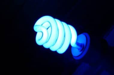 La lumière bleue émise par les écrans et vos yeux (risques et solutions)