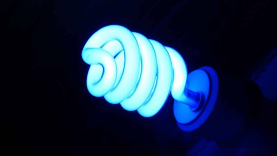 La lumière bleue émise par les écrans et vos yeux (risques et solutions)