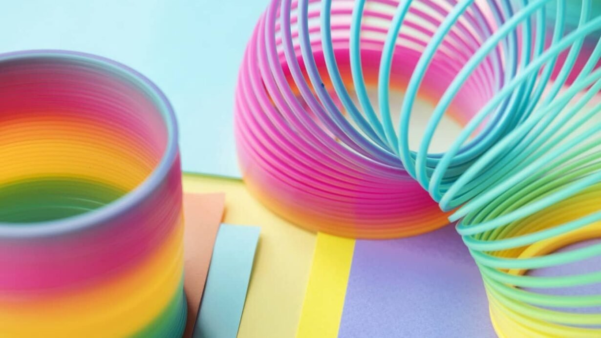 Ressorts colorés sur fond de feuilles multicolores