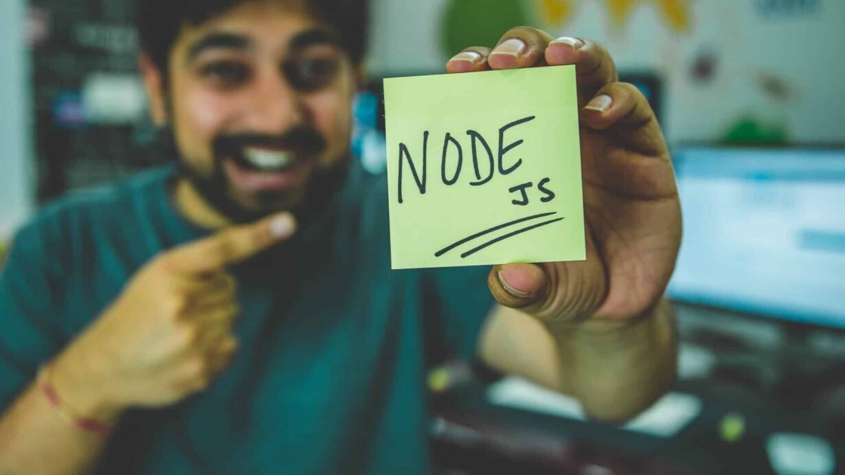 Homme montrant un post-it avec Node.js écrit dessus
