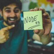 Homme montrant un post-it avec Node.js écrit dessus