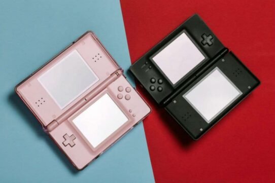 Consoles portables rose et noire sur fond bleu et rouge