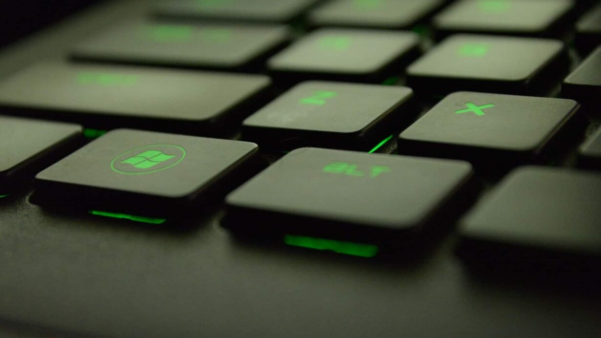 Clavier noir avec touches rétroéclairées en vert