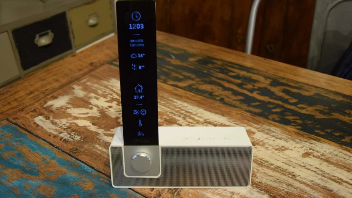 Station météo numérique sur une table en bois