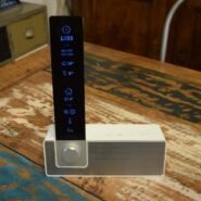 Station météo numérique sur une table en bois