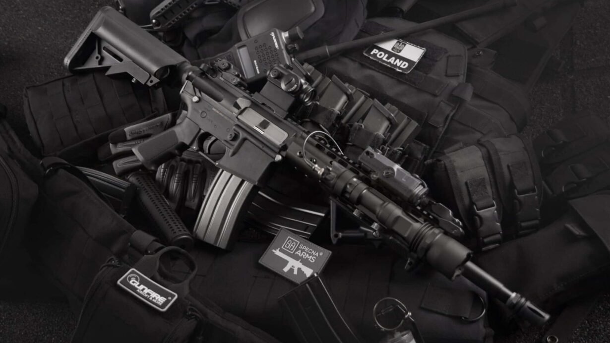 Fusil d'assaut et équipement tactique militaire en noir