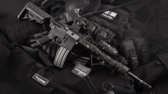 Fusil d'assaut et équipement tactique militaire en noir