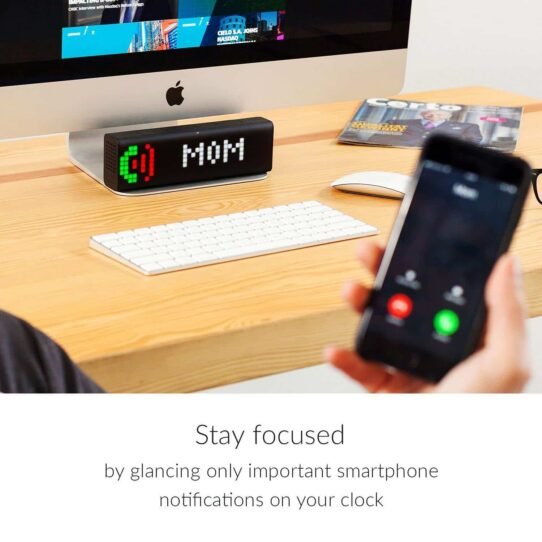 Horloge intelligente affichant une notification d'appel sur un bureau