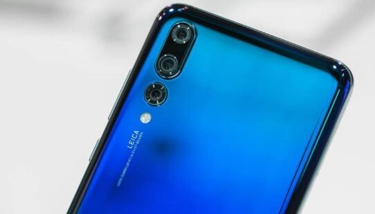 Smartphone avec triple caméra et coque bleue