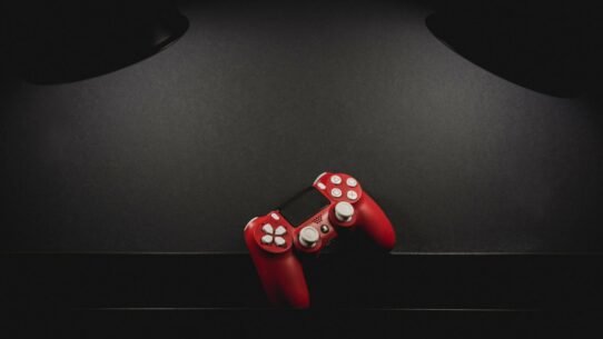 Manette de jeu rouge posée sur une surface noire