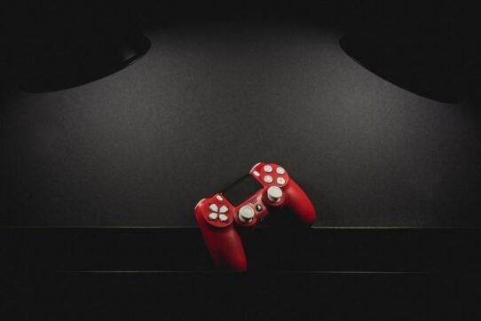 Manette de jeu rouge posée sur une surface noire